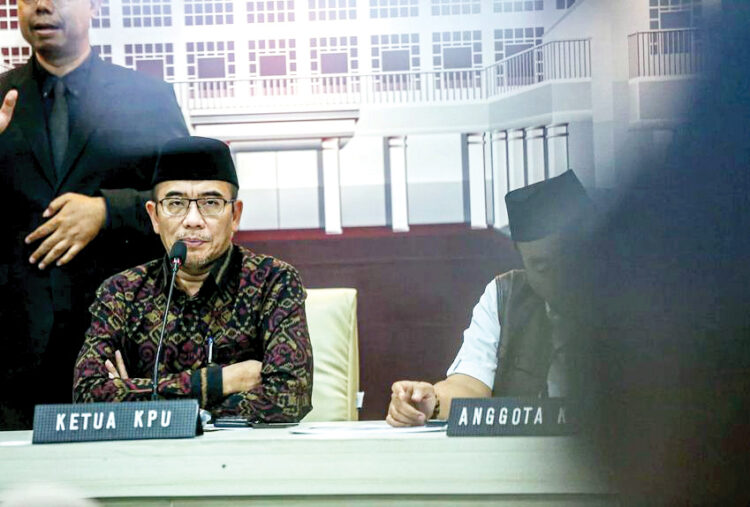 Koreksi Penghitungan Sirekap Pilpres 2024, KPU RI akan Perbaiki Data di 74.181 TPS 1 KETERANGAN PERS— Ketua KPU Hasyim Asyari (tengah) didampingi Anggota memberikan keterangan pers persiapan Indonesia Election Visit Program (IEVP) di kantor KPU, Jakarta, Senin (12/2).