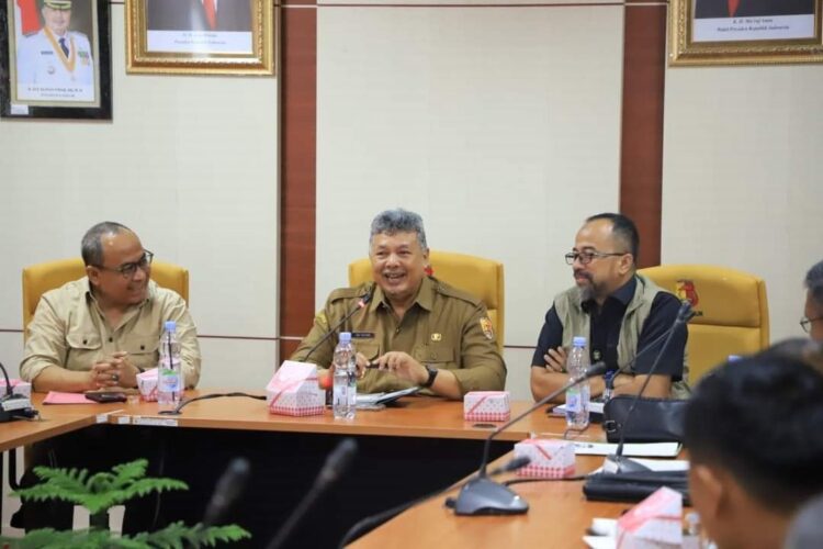 Pimpin Rapat Koordinasi Persiapan Porprov Sumbar 2025, Zul Elfian: Kota Solok Siap Jadi Tuan Rumah 1 BERSAMA—Wali kota solok Zul Elfian bersama Kepala
Dinas Pemuda dan Olah Raga Sumbar saat Rakor persiapan Porprov 2025.