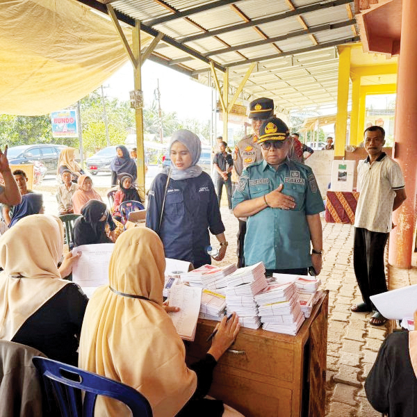 Kunjungi Beberapa TPS di Ampek Nagari, Sekda Harap Masyarakat Jaga Persatuan Kesatuan 1 TINJAU PEMILU— Sekdakab Agam, Edi Busti meninjau pelaksanaan Pemilu 2024, di beberapa Tempat Pemungutan Suara (TPS) di Kecamatan Ampek Nagari, Rabu (14/2).