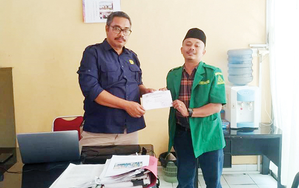 Dugaan Penyerobotan Tanah di Lolong Belanti, LBH GP Ansor PW Sumbar Buat Pengaduan ke Komnas HAM Sumbar 1 LAPORAN— Ketua LBH GP Ansor PW Sumbar, Eko Kurniawan, menyerahkan laporan ke Komnas HAM Perwakilan Sumbar, terkait dugaan pelanggaran HAM dugaan penyerobotan tanah di Lolong Belanti, Selasa (6/2).