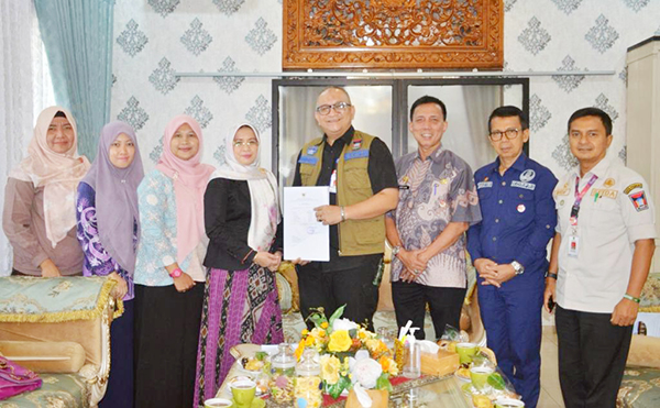 PEMERIKSAAN LKPD— Sekda Andree Algamar menerima kedatangan Tim Pemeriksa BPK Perwakilan Sumbar yang akan memeriksa LKPD Kota Padang tahun 2023, di Kediaman Resmi Wali Kota Padang, Kamis (15/2).