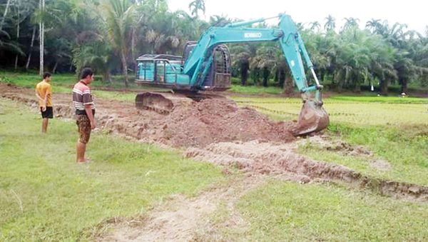 PENGERJAAN JALAN— Proses pengerjaan jalan masyarakat dari Dusun Durian 
Bungkuak menuju Padang Barabah Putiah Jorong II Garagahan, Nagari Garagahan, 
Kecamatan Lubuk Basung.