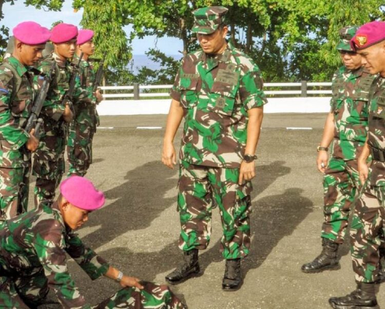 PERIKSA PASUKAN— Asisten Operasi (Asops)  Danlantamal ll Kolonel Laut (P) Afif Yuhardi Putera, S.E., M.M., M.A. saat melakukan pemeriksaan persiapan kelengkapan pasukan untuk pengamanan pelaksanaan Pemilu Serentak.