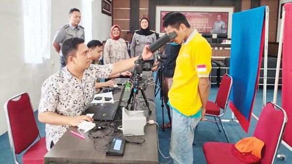 PEREKAMAN DATA— Lapas Kelas II A Muaro Padang menggandeng Dinas Kependudukan dan Catatan Sipil (Disdukcapil), untuk melakukan perekaman data, Kamis (1/2). Hal ini untuk memastikan seluruh WBP memiliki hak pilih pada 14 Februri mendatang.