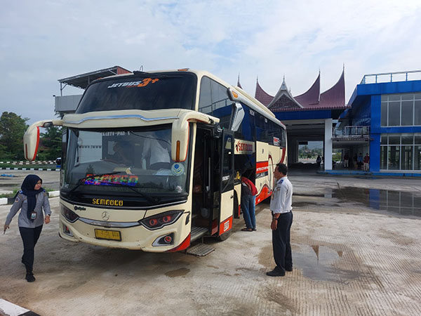 Libur Isra Miraj dan Imlek, Pemerintah Batasi Jam Operasional Angkutan Barang 1 PEMBATASAN OPERASIONAL—Pemerintah akan melakukan pembatasan operasional angkutan barang selama periode libur Isra Miraj dan Tahun Baru Imlek pada 8-11 Februari. Kemarin, aktivitas di Terminal Type A Anak Aia masih normal.