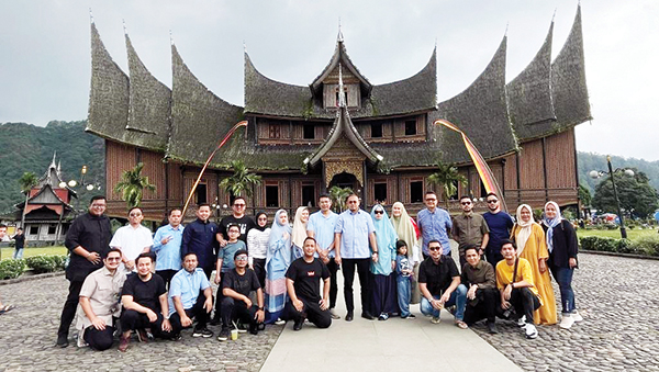 Masa Tenang Andre Rosiade dan Keluarga Kunjungi Istano