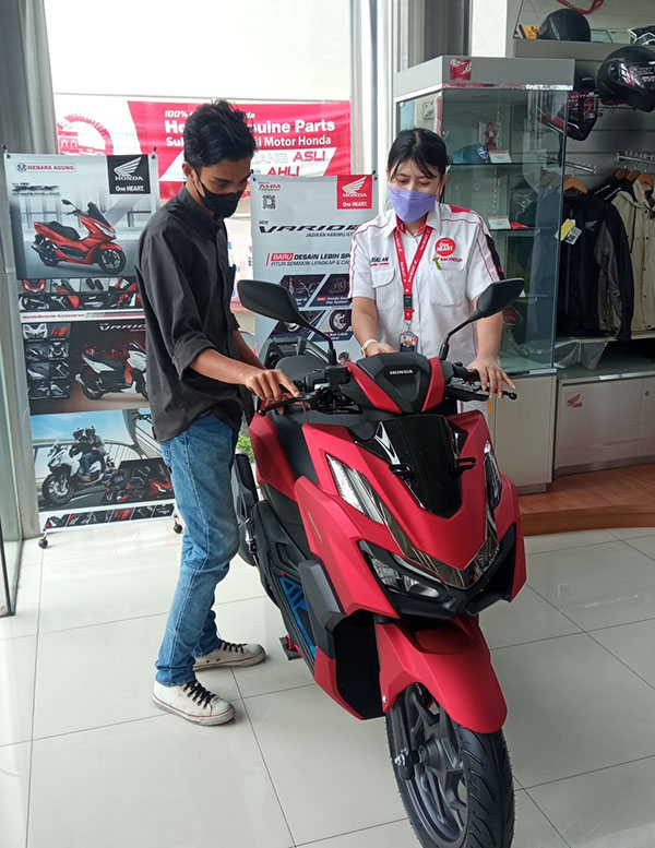 LAYANI KONSUMEN— Sales marketing PT Menara Agung melayani konsumen yang melakukan pembelian Honda Vario 160.