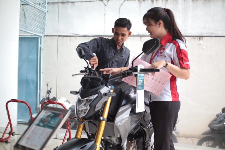 LAYANI KONSUMEN-Sales marketing PT Menara Agung melayani konsumen yang melakukan pembelian All New Honda CB150R. 
ist