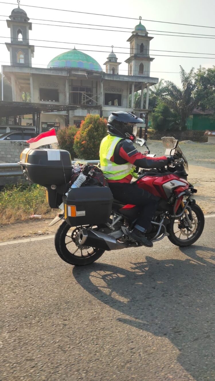 CARI AMAN— Pengendara sepeda motor Honda CB150X memakai safety saat perjalanan jauh ke kampung halamannya.