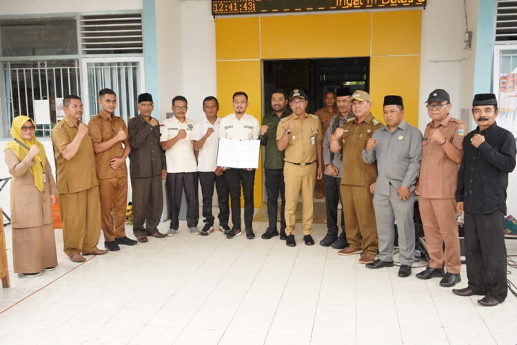 Musrenbang KPGD Bawa Sejumlah Prioritas Pembangunan Kecamatan 1 FOTO BERSAMA— Bupati Solsel Khairunas usai pembukaan Musrenbang Kec KPGD di Kantor Camat KPGD, foto bersama, Selasa (30/1).