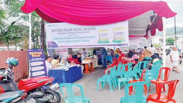 Harga Beras kian Melangit, Warga Tercekik 1 OP BERAS— Untuk mengantisipasi kenaikan dan kelangkaan beras saat ini jelang memasuki bulan Ramadhan, Perum Bulog Kantor Wilayah Sumatera Barat menggelar Operasi Pasar (OP). Ini sebagai bentuk stabilisasi pasokan dan harga pangan sejak Senin (26/2) lalu.