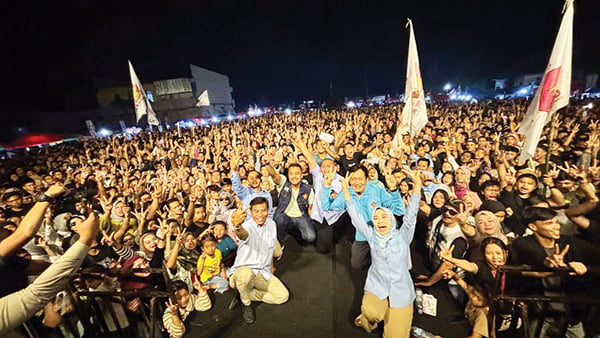 20 Ribu Orang Hadiri Konser Indonesia Maju, Andre Rosiade: Dharmasraya all in Prabowo-Gibran 1 MERIAH, PADAT PENONTON— Konser Indonesia Maju “Prabowo-Gibran” di Pulau Punjung, Kabupaten Dharmasraya, Rabu (31/1) malam, sukses luar biasa dan menyedot sekitar 20 ribuan penonton. Malam yang megah untuk pendukung Prabowo-Gibran.