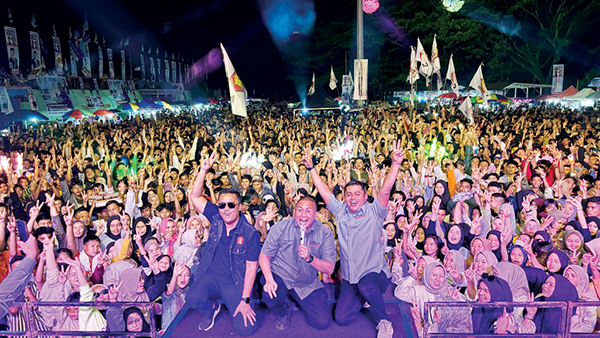 Konser Indonesia Maju Dihadiri Puluhan Ribu Orang, Andre Rosiade: Kabupaten Solok All in Prabowo-Gibran 1 ALL IN PRABOWO-GIBRAN— GOR Batu Batupang, Kubung, Kabupaten Solok, dipadati puluhan ribu orang untuk menyaksikan Konser Indonesia Maju Prabowo-Gibran, Sabtu (3/2) malam.