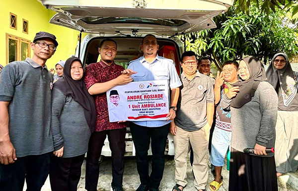 BANTUAN AMBULANS— Anggota Komisi VI DPR RI Andre Rosiade, menyerahkan satu unit ambulans untuk Yayasan Bakti Anak Nagari di Kayu Kalek, Kelurahan Batipuh Panjang, Kecamatan Kototangah, Kota Padang, Kamis (15/2) lalu.