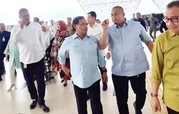 KUNKER KE KERTAJATI— Anggota Komisi VI DPR RI Andre Rosiade ikut dalam Kunker Reses Komisi VI DPR RI ke Bandara Kertajati di Majalengka, Jawa Barat, Senin (19/2). Andre bersama anggota Komisi lainnya menilai bandara sudah sangat lengkap dan nyaman untuk pengguna pesawat udara dalam dan luar negeri.