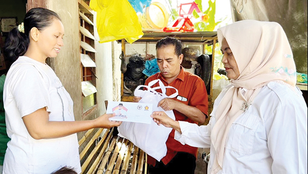 LUNASI TUNGGAKAN BPJS—Wakil Ketua DPD Gerindra Sumbar Nurhaida, Zulkifli (wakil sekretaris), menyerahkan bantuan uang tunai dan sembako dari anggota DPR RI Andre Rosiade, kepada Pardianto (41) dan istri, di Jalan Gunung Ledang, RT 2 RW 3, Kelurahan Gunung Pangilun, Kecamatan Padang Utara.
