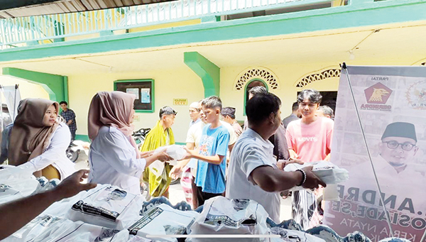 JUMAT BERKAH GERINDRA— Jumat Berkah Partai Gerindra kembali digelar setelah vakum saat masa kampanye Pemilu 2024 dimulai pertengahan 2023 lalu. Kegiatan ini dimulai dengan pembagian nasi kotak di Masjid Al Furqon Muhammadiyah, Kelurahan Jati Baru, Kecamatan Padang Timur, Kota Padang, Jumat (23/2)