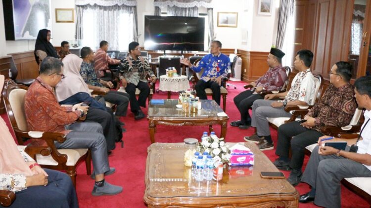 TERIMA TAMU— Plh Wako Pariaman saat menerima kunjungan silaturahmi jajaran KPU Pariaman, kemarin .