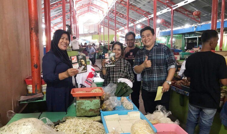 SAPA MASYARAKAT— Tim Relawan Caleg DPR RI Dapil Sumbar 1 dari PSI Dedy Bachtiar turun menyapa masyarakat dan pedagang di Pasar Tanah Kongsi Pecinan Pondok Kota Padang, Selasa (30/1).