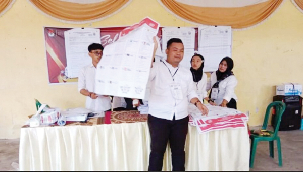 Tidak Dapat Izin Libur Memilih, PSU di TPS 08 Manggopoh hanya 85 dari 198 Pemilih 1 PEMUNGUTAN SUARA— Anggota KPPS TPS 08 Manggopoh melakukan penghitungan suara pada PSU, Sabtu (24/2).