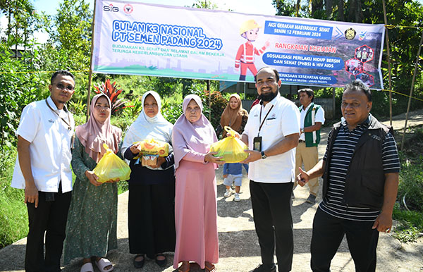 GERMAS SEHAT— PT Semen Padang menggelar Aksi Gerakan Masyarakat (Germas) Sehat berupa sosialisasi Perilaku Hidup Bersih dan Sehat (PHBS), serta sosialisasi HIV AIDS dan pemeriksaan kesehatan gratis, di Padayo, Kelurahan Indarung.