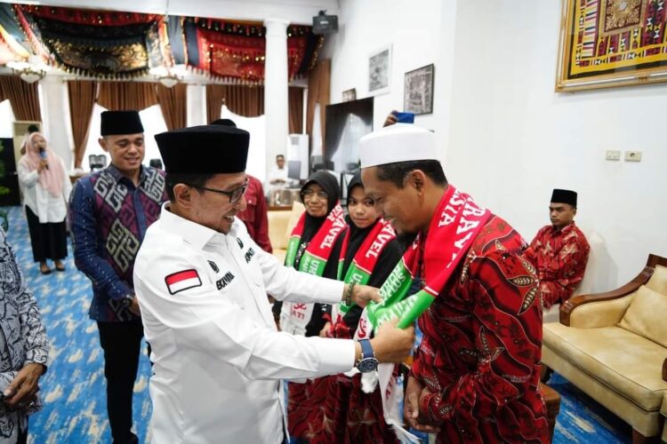 PELEPASAN JEMAAH— Bupati Tanahdatar Eka Putra melepas rombongan jemaah umrah yang akan berangkat ke Tanah Suci.