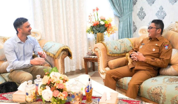 Padang Terpilih sebagai Kota Percontohan Infrastruktur dan Sanitasi 1 KUNJUNGAN KIAT— Wali Kota Padang Hendri Septa, menerima kunjungan dari Tim Kemitraan Indonesia-Australia untuk Infrastruktur (KIAT), di kediaman resmi Wali Kota Padang, Senin (26/2) pagi.