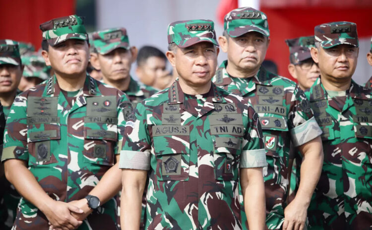 Hadapi Kelompok Sparatis Papua, Panglima TNI Bentuk Komando Operasi Habema 1 TINJAU PASUKAN—Panglima TNI Jenderal TNI Agus Subiyanto didampingi sejumlah para Perwira Tinggi TNI meninjau pasukan pada apel gelar kekuatan TNI.