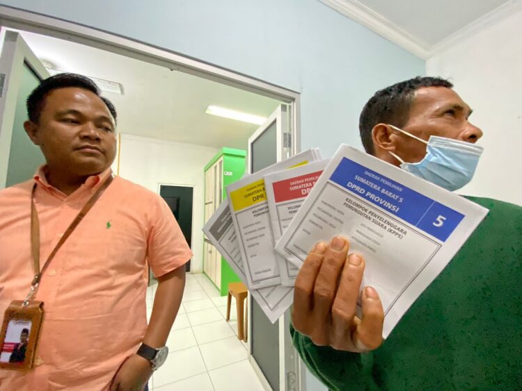 MEMILIH DI RUMAH SAKIT— Anggota Komisioner Bawaslu Sumbar M.Khadafi pantau proses pemilihan di RSUD Adnan WD Payakumbuh, kemarin.