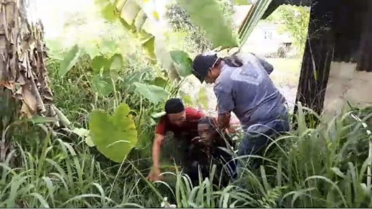 PENCURI— Tim Klewang Polresta Padang saat melakukan penangkapan pelaku MY yang terlibat kasus pencurian speaker dan Laptop di sekolah TK.