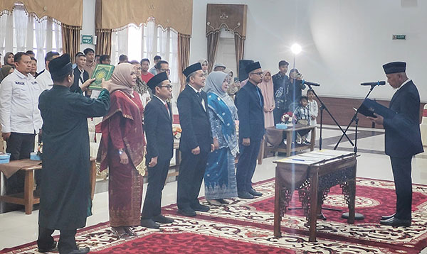 Lantik 5 Komisioner KI Sumbar Periode 2023-2027, Gubernur Ingatkan Soal Disinformasi dan Missinformasi di Ruang Publik 1 PELANTIKAN— Gubernur Sumbar, Mahyeli Ansharullah melantik lima Komisioner KI Sumbar
Periode 2023-2027, di Auditorium Istana Gubernuran, Rabu siang (7/2).