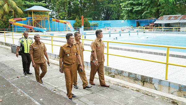 KUNJUNGI TERATAI— Wakil Wali Kota Padang Ekos Albar, didampingi Kadispora, Afriadi mengunjungi Kolam Renang Teratai, Selasa (20/2).