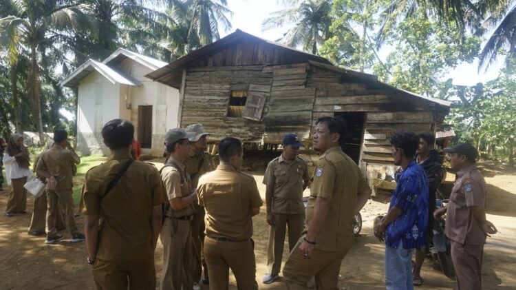 Di Tanjung Pangka dan Pantai Indah Sasak, Pemkab Pasbar Survei 2 Keluarga Penerima Manfaat CSR PT Wilmar 1 TAK LAYAK HUNI—Tim Pemerintah Kabupaten Pasaman Barat (Pasbar) saat melakukan survei lapangan ke lokasi rumah tak layak huni, di Tanjung Pangka dan Pantai Indah Sasak.