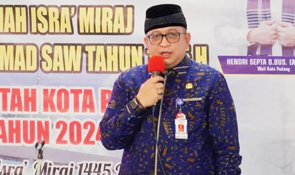 PERINGATAN ISRA’ MI’RAJ—  Sekda Kota Padang, Andree Harmadi Algamar memberikan sambutan saat memperingati Isra’ Mi’raj di Masjid Agung Nurul Iman, Jumat (2/2) pagi.