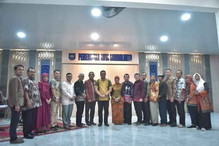 Ziarah Leluhur dan Mapak Tetengger Samin Surosentikom, Pemko Sawahlunto Jamin Makan Malam Rombongan Bojonegoro 1 JAMUAN MAKAN— Penjabat (Pj)
Wali Kota Sawahlunto Dr. Zefnihan, AP, M.Si, menyambut dan menjamu makan malam rombongan Pemerintah Kabupaten Bojonegoro Provinsi Jawa Timur, di balairung rumah dinas, pada Sabtu (17/2).