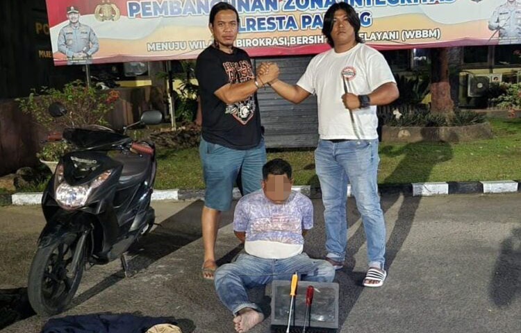Pakai Obeng dan Linggis, Masri Bobol Rumah lalu Embat Laptop 1 MALING— Pelaku Masri ditangkap Tim Klewang Polresta Padang atas kasus pencurian rumah.