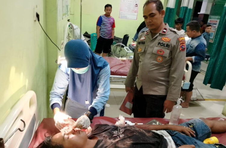 Duel Maut Ayah dengan Anak Tiri, Mardi Tewas, Yoko Luka-luka 1 DIRAWAT—
Yoko (25) mendapatkan perawatan akibat luka bacokan dari ayah tirinya saat terlibat perkelahian. Sedangkan ayah tirinya meninggal dunia terkena kayu balok.
