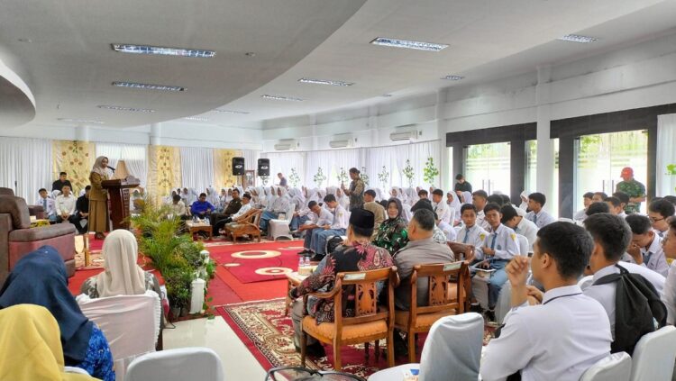 JPMB Gaet Pemko Sawahlunto, Ambun Kadri: Pilihan Tepat menjadi Kota dengan Indeks Toleransi 1 SEMINAR— Sekdako Sawahlunto Dr Ambun Kadri memberikan sambutan pada pelaksanaan seminar dan deklarasi kebangsaan.