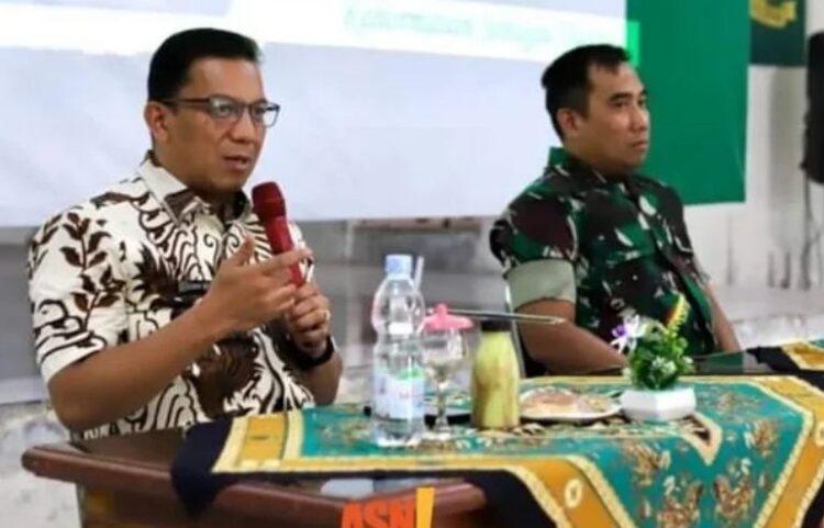 MOTIVASI— Pj Wali Kota, Sonny Budaya Putra, A.P, M.Si berikan motivasi kepada siswa yang mengikuti pembekalan masuk sekolah kedinasan, Kamis (15/2), di Aula Secata B Rindam 1/Bukit Barisan.