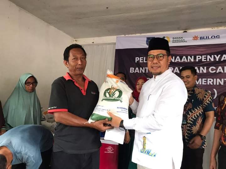 MONITORING—Pj Wali Kota Sawahlunto Dr. Zefnihan, AP, M.Si, melakukan monitoring penyaluran bantuan CBP Tahap I Tahun 2024, di Kantor Pos Sawahlunto, Jumat (2/2)
