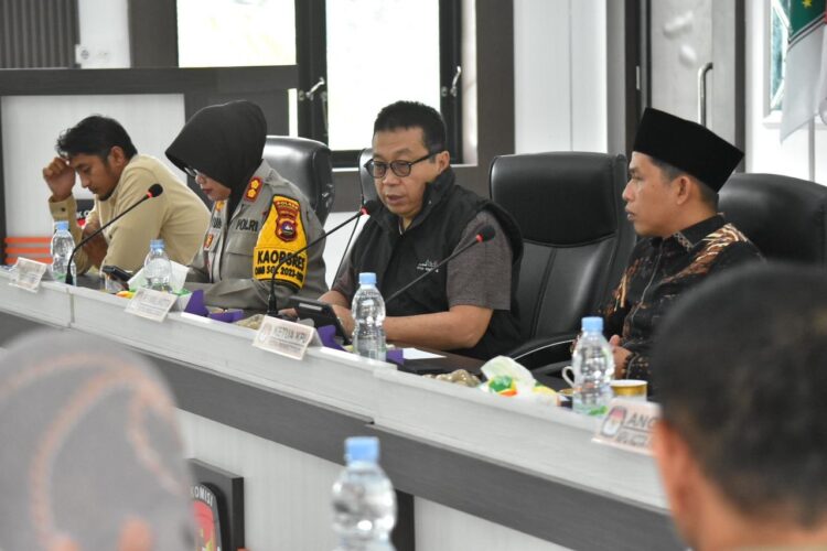 Pendistribusian Logistik, Camat dan Lurah Diminta Monitoring 1 RAKOR PENDISTRIBUSIAN LOGISTIK— Pj. Wali Kota Payakumbuh Jasman, Kapolres Payakumbuh, Ketua KPU Wizri Yasir, Ketua Bawaslu Rio Gustrinanda menghadiri rakor yang digelar KPU Kota Payakumbuh, Sabtu (10/2).