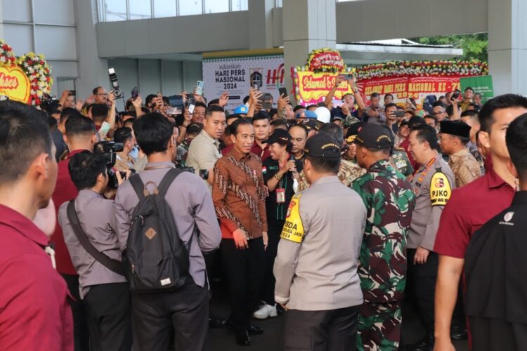 PERINGATAN HPN 2024— Presiden RI Jokowi  usai memberikan sambutan pada peringatan HPN di Jakarta, dan menyalami serta menyapa para pengurus PWI  dan insan pres.