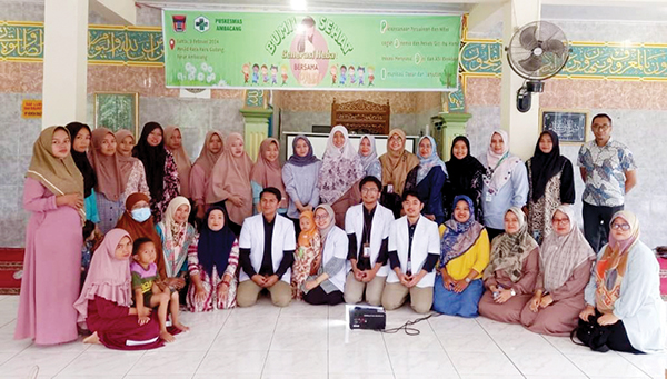 PROGRAM PADI— Camat Kuranji dan Kepala Puskesmas Ambacang drg Rini Zulfianty meluncurkan program PADI, Sabtu (3/2), di Masjid Taufiq, Kayu Gadang, Pasar Ambacang.