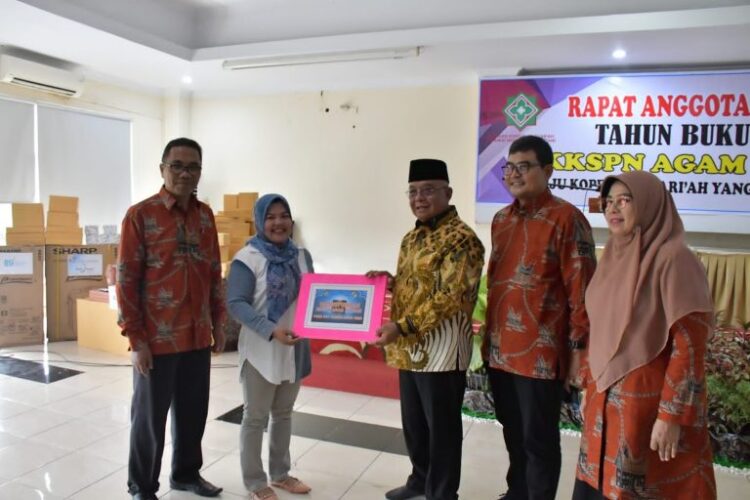 SERAHKAN HADIAH— Sekda Agam Edi Busti menyerahakan hadiah kepada pemenang di sela RAT KKSPN Agam Madani, Sabtu (24/2).