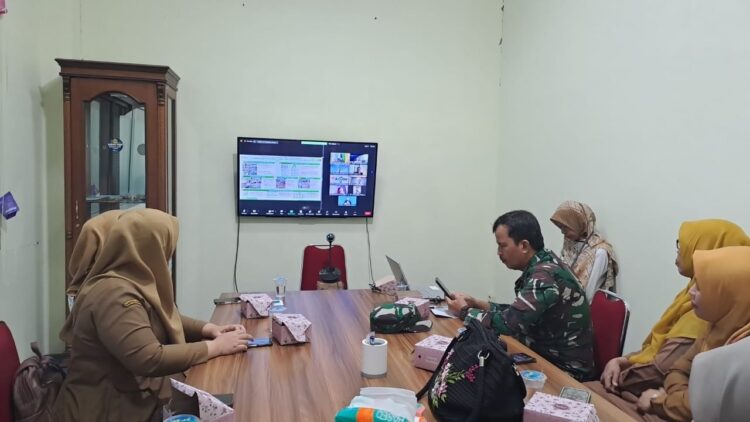 RAKOR PENGENDALIAN PANGAN— Tim Pengendalian Inflasi Daerah (TPID) Pasbar mengikuti Rapat Koordinasi (Rakor) Pengendalian Inflasi mingguan bersama Kementerian Dalam Negeri (Kemendagri) secara virtual di Ruang Balkon Kantor Bupati, Senin (5/2).