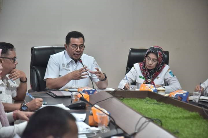 Rapat FKKD Se Kota Sawahlunto, Pj Zefnihan Ingatkan Kepala Desa Entaskan Kemiskinan 1 PIMPIN—Penjabat (Pj) Wali Kota Sawahlunto Dr. Zefnihan, AP, M.Si, pinpin rapat Forum Komunikasi Kepala Desa (FKKD) se-Kota Sawahlunto, di Balaikota.