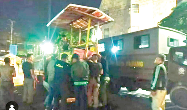 DIAMANKAN— Petugas Satpol PP mengamankan sejumlah barang milik PKL yang ditinggalkan begitu saja di kawasan air Mancur, Pasar Raya Padang, Jumat (23/2) dini hari.