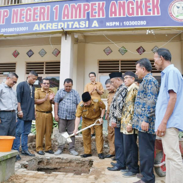PELETAKAN 
BATU PERTAMA— 
Bupati Agam Andri Warman melakukan peletakan batu pertama pembangunan gedung serbaguna SMPN 1 Ampek Angkek.