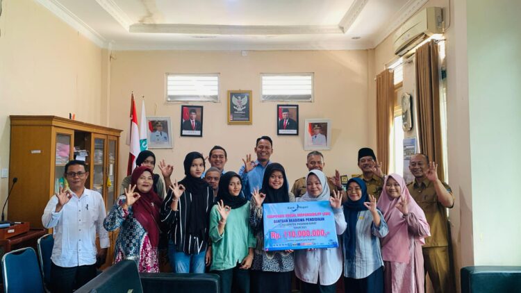 Bank Nagari Cabang Simpang Empat, 76 Mahasiswa Terima Bantuan Beasiswa Rp110 Juta 1 BANTUAN PENDIDIKAN— Pemimpin Cabang Bank Nagari Simpang Empat M. Riza Harry Susantom berfoto dengan perwakilan mahasiswa penerima beasiswa pendidikan dari Bak Nagari/