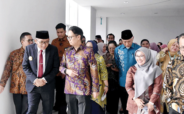 TINJAU KELENGKAPAN RSUD RASIDIN— Menteri Kesehatan Budi Gunadi Sadikin meninjau kelengkapan fasilitas pelayanan dan alat kesehatan (alkes) yang ada di RSUD dr. Rasidin, Kota Padang, Jumat (23/2) lalu, didamping Gubernur dan Wali Kota Padang.